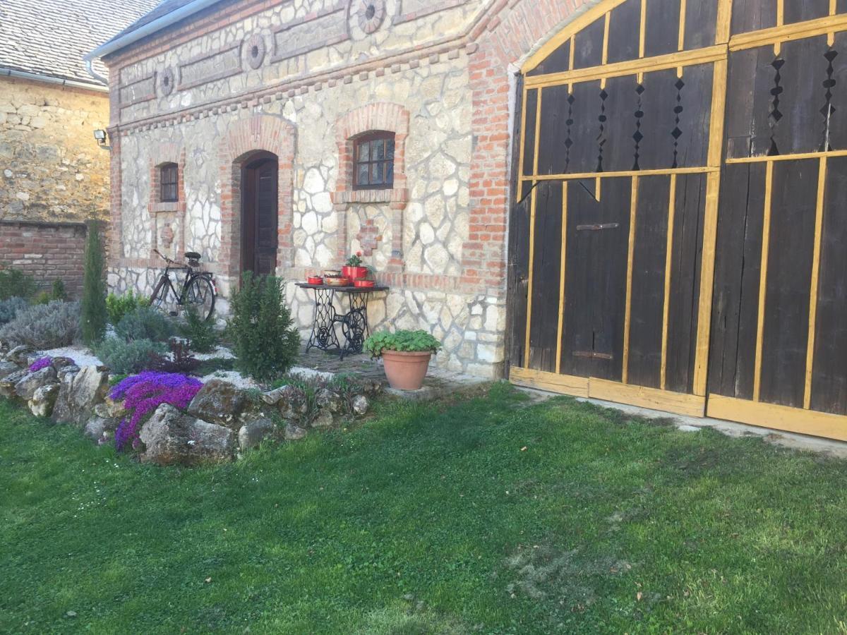 Hotel Levendula Porta Es Pajtaszinhaz Orfű Exterior foto