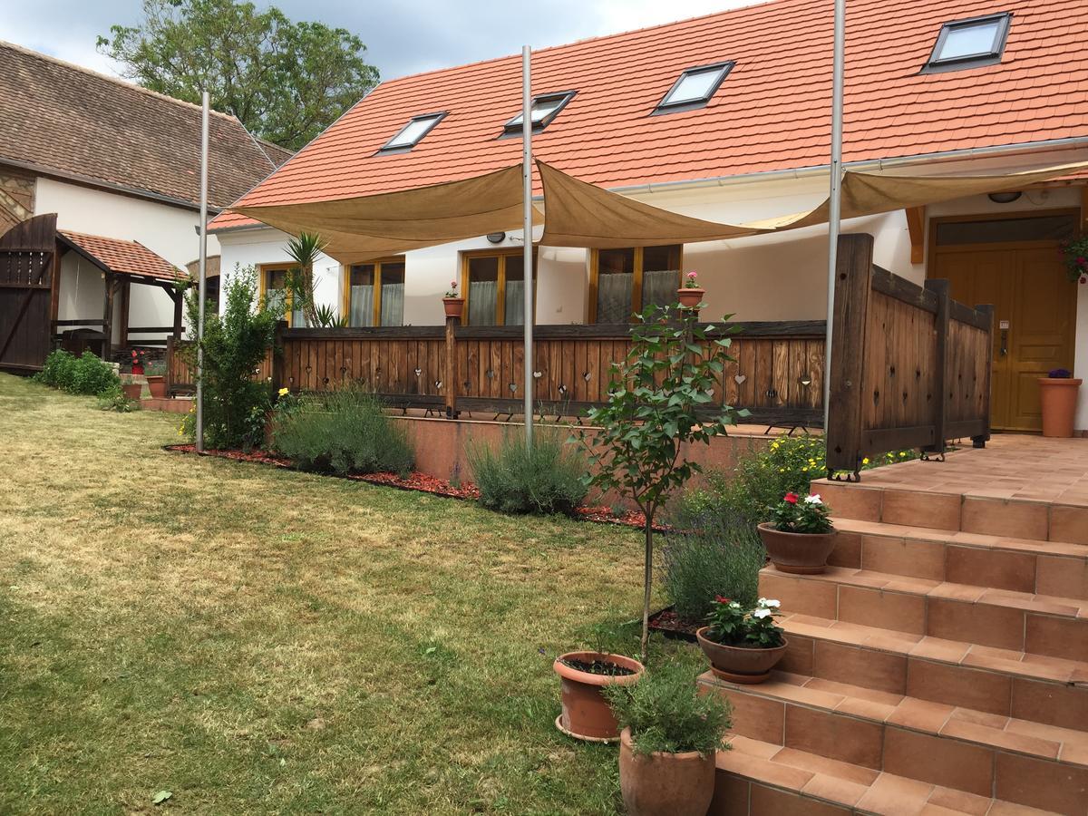 Hotel Levendula Porta Es Pajtaszinhaz Orfű Exterior foto